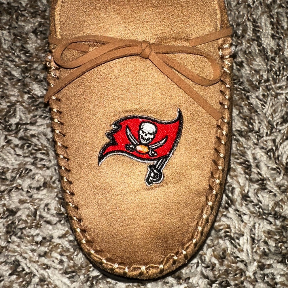 NEW Tampa Bay NFL Buccaneers Moccasin Slipper Men’s Sz XL - Picture 9 of 14